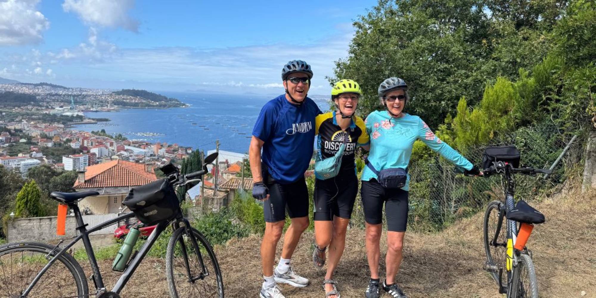 Discovery Guide with guests on the Portugal coast trails